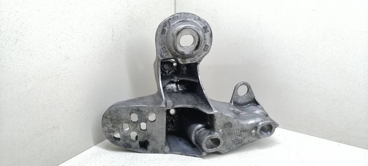 кронштейн двигателя Volkswagen Passat B5 3B5 1997, 1.9 л., TDi, AHU, дизель, 5МКПП, серебристый, седан, передний привод, 4B0199351A - фото №1