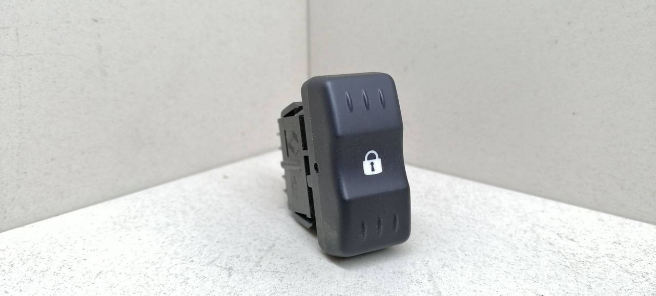 кнопка центрального замка Dacia Logan 1 поколение 2007, 1.5 л., DCi, дизель, 5МКПП, универсал, передний привод, 8200870249 - фото №1