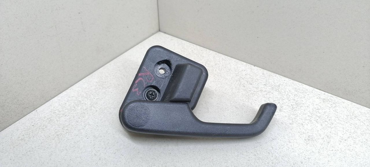 ручка открывания капота Volkswagen Polo 3 поколение 1998, 1.4 л., i, APQ, бензин, 5МКПП, зелёный, хетчбэк 5 дв., передний привод, 6N1823533 - фото №1