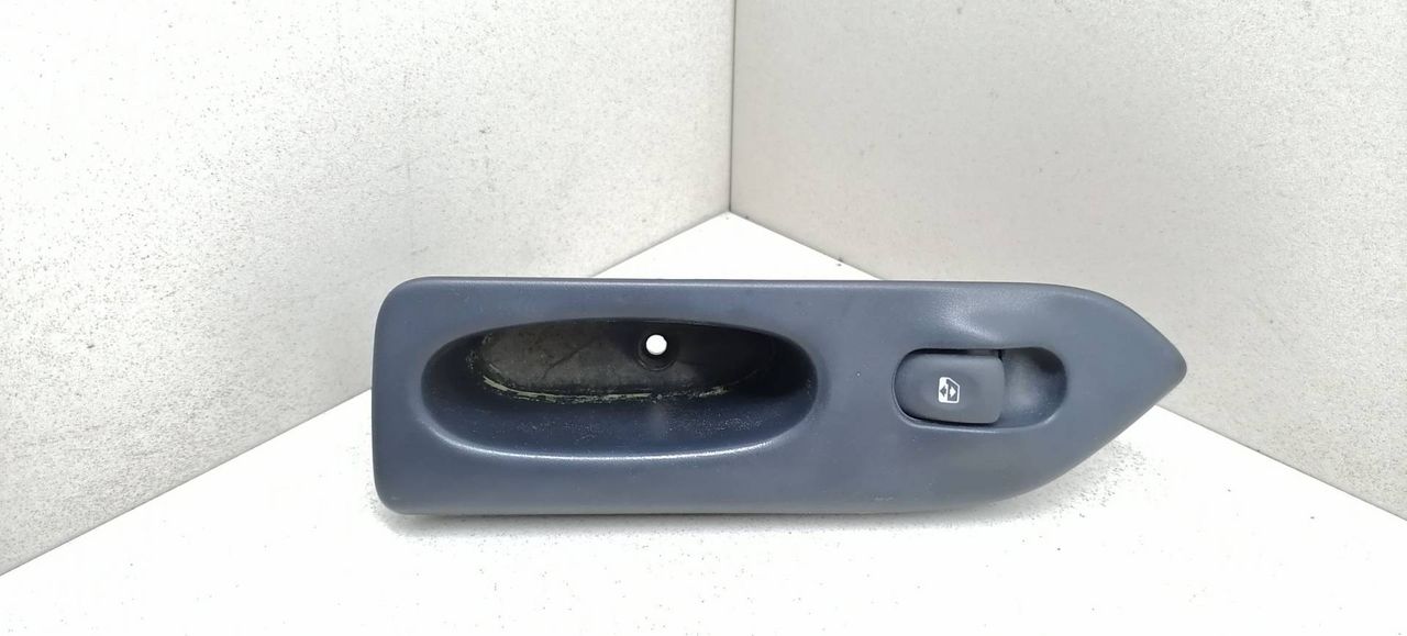 кнопка стеклоподъемника двери Renault Laguna 1 поколение 1998, 2.2 л., TD, G8T 752, дизель, 5МКПП, серый, универсал, передний привод, 7701699605 - фото №1