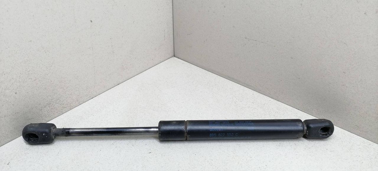 амортизатор крышки багажника (3-5 двери) Volkswagen Passat B5 3B5 1997, 1.9 л., TDi, AHU, дизель, 5МКПП, серебристый, седан, передний привод, 8D5827552C - фото №1