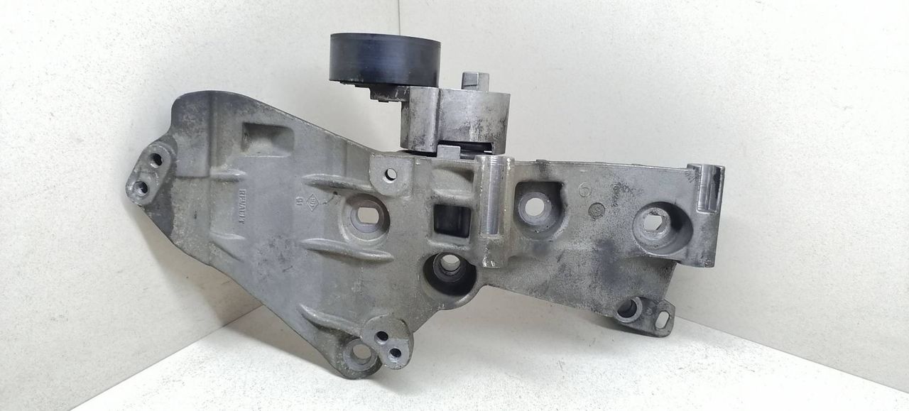 кронштейн генератора Renault Laguna 3 поколение BT0A 2009, 1.5 л., DCi, K9K 780, дизель, 6МКПП, серый, хетчбэк 5 дв., передний привод, 8200669494 - фото №1