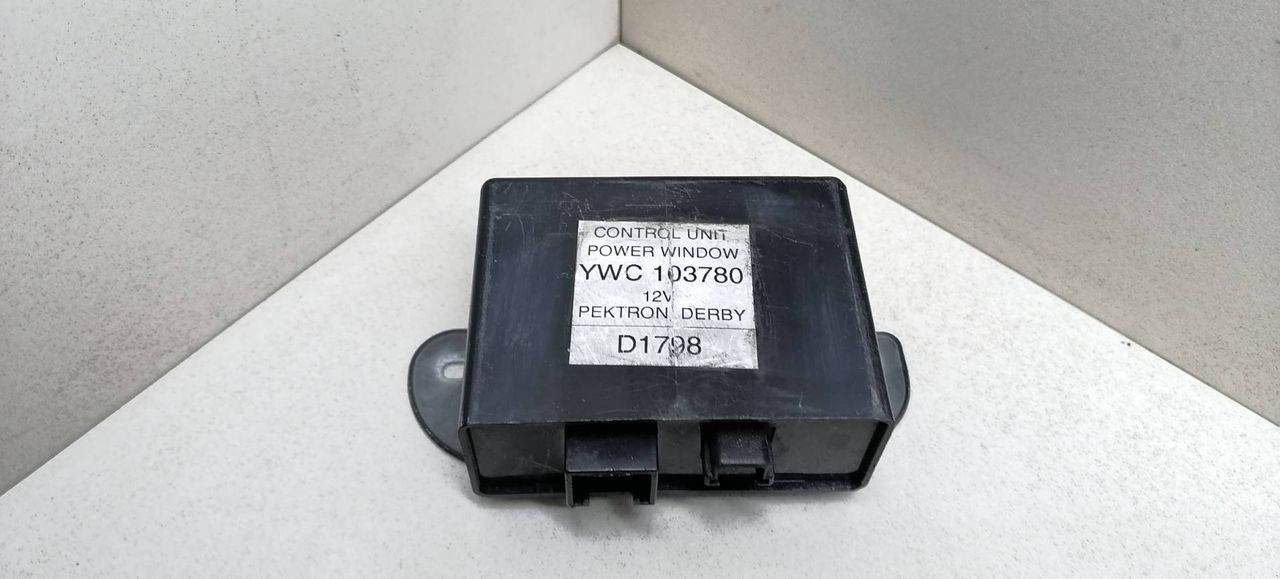 блок управления стеклоподъемниками Rover 200 Series 3 поколение 1997, YWC103780, D1798 - фото №1