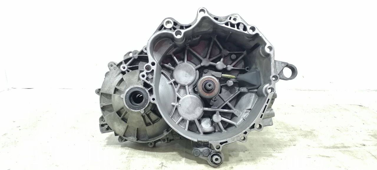 КПП механическая (МКПП) Volvo S80 1 поколение 2000, 2.5 л., TD, D 5252 T, дизель, 5МКПП, серебристый, седан, передний привод, 1023706 - фото №1