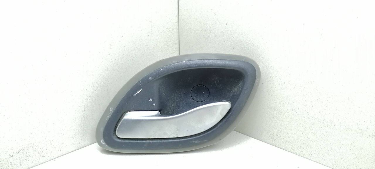 ручка внутренняя задняя левая Renault Espace 4 поколение 2006, 1.9 л., DCi, F9Q 820, дизель, 6МКПП, белый, минивэн, передний привод, 8200000723 - фото №1