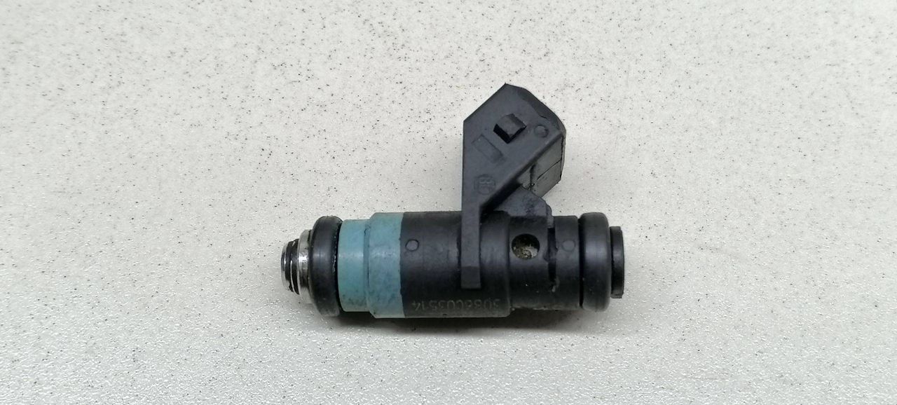 форсунка Renault Megane 2 поколение BM0B 2003, 1.4 л., i, K4J 730, бензин, 5МКПП, серебристый, хетчбэк 5 дв., передний привод, H132254, ITGM60 - фото №1