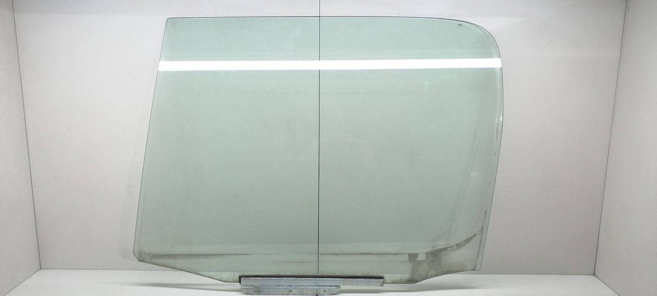 стекло двери задней правой Toyota Yaris Verso 1 поколение XP20 2002, 1.3 л., бензин, МКПП, фургон - фото №1