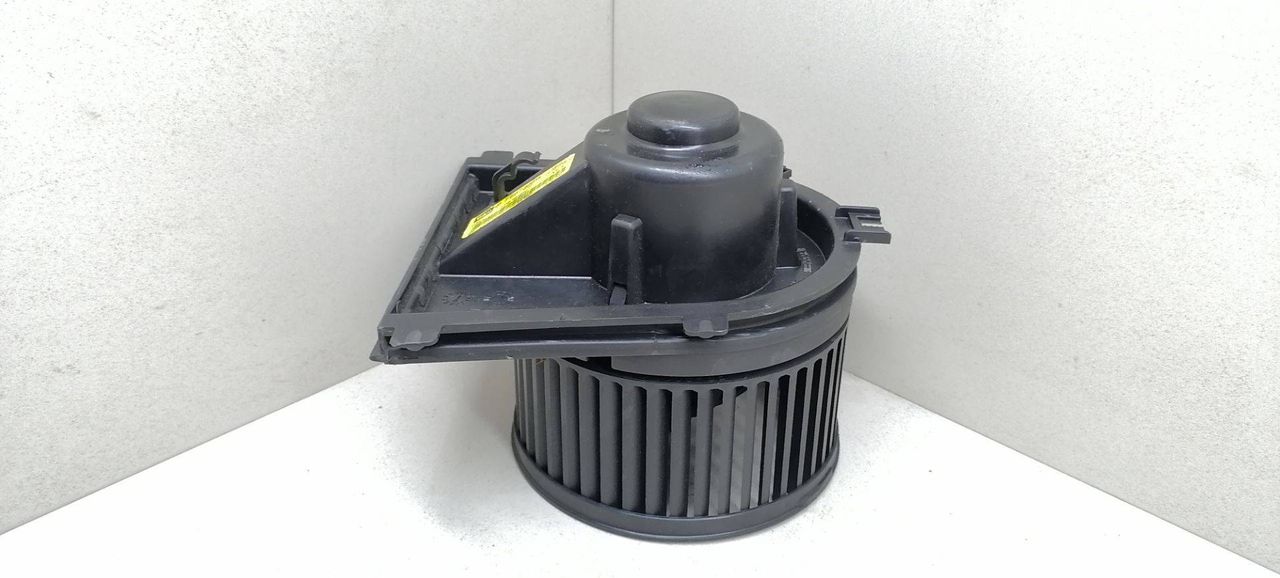моторчик печки Volkswagen Bora 1 поколение 2002, 1.9 л., TDi, ATD, дизель, 5МКПП, серебристый, седан, передний привод, VALEO, F667325R, 1J1819021C - фото №1