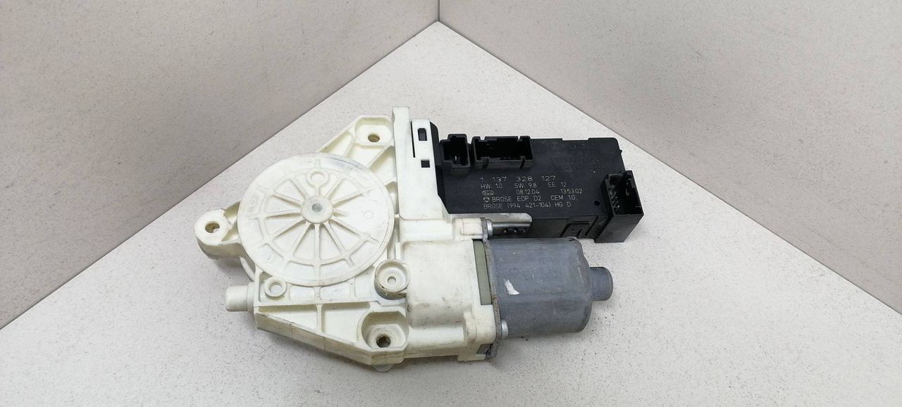 моторчик стеклоподъемника передний правый Peugeot 407 1 поколение 2006, 1.6 л., HDi, 9HY (DV6TED4), дизель, МКПП, серый, передний привод, 1137328127, 994421104 - фото №1
