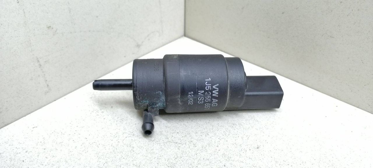 насос (моторчик) омывателя стекла Volkswagen Bora 1 поколение 2002, 1.9 л., TDi, ATD, дизель, 5МКПП, серебристый, седан, передний привод, 1J5955651 - фото №1