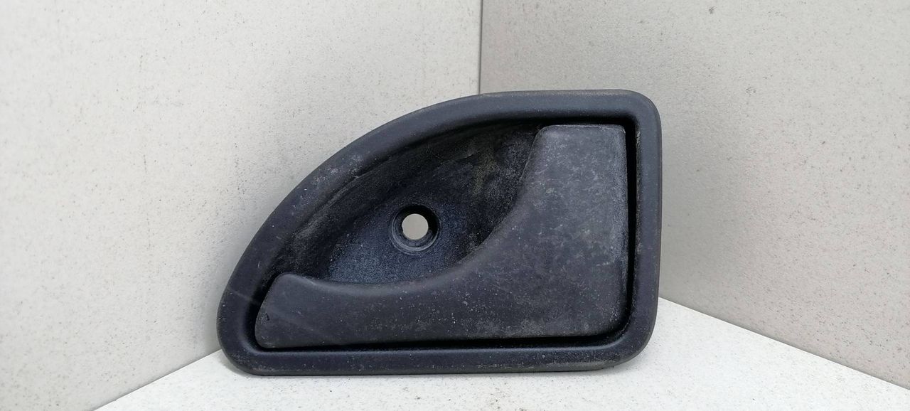 ручка внутренняя передняя правая Renault Kangoo 1 поколение 2003, 1.5 л., дизель, 5МКПП, серебристый, фургон, передний привод, 8200247803 - фото №1