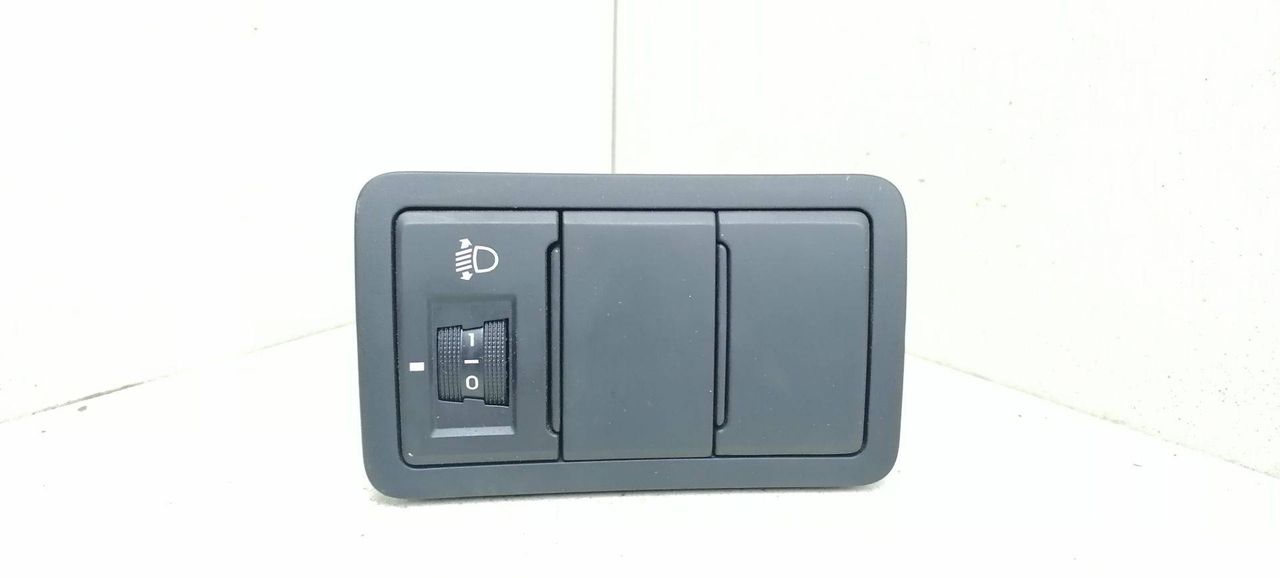 кнопка корректора фар Hyundai i30 1 поколение 2010, 1.6 л., CRDi, дизель, 6МКПП, серебристый, хетчбэк 5 дв., передний привод, 933702R900, 933702R000 - фото №1