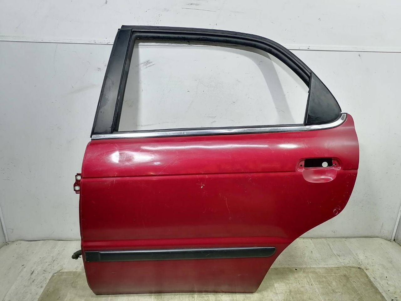 дверь задняя левая Suzuki Baleno 1 поколение 1998, красный - фото №1