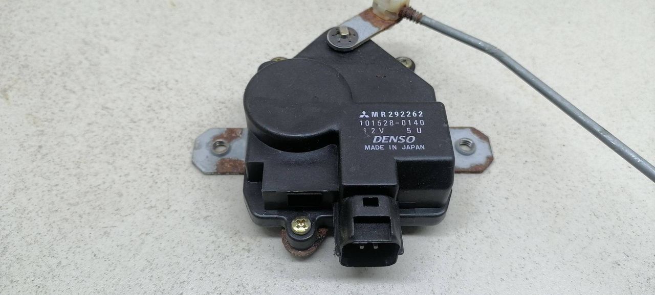активатор замка багажника Mitsubishi Space Runner 2 поколение 2000, чёрный, 101528-0140, DENSO, MR292262 - фото №1