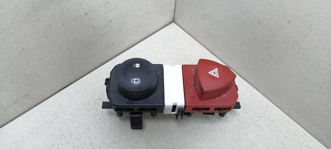 кнопка аварийной сигнализации Renault Scenic 2 поколение 2005, 1.9 л., DCi, дизель, 5МКПП, зелёный, минивэн, передний привод, 8200407415, 8200095493, 8200109723, 8200107808, 88040001, 88040002, 8200407416, 88040009, 88040010 - фото №1