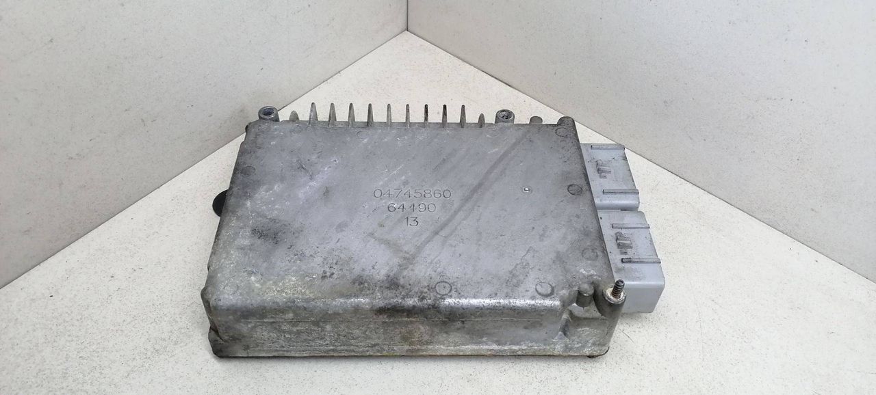 блок управления двигателем Chrysler Voyager 3 поколение 1999, 2.4 л., i, бензин, 5МКПП, синий, минивэн, 7235AC, 04745860, 04727232AC - фото №1