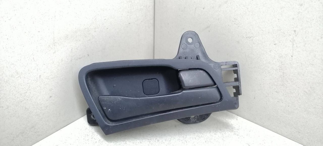 ручка внутренняя задняя правая Hyundai i30 1 поколение 2010, 1.6 л., CRDi, дизель, 6МКПП, серебристый, хетчбэк 5 дв., передний привод, 83623-FD000 - фото №1
