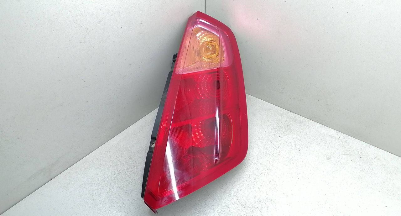фонарь задний правый Fiat Grande Punto 1 поколение 2006, 1.3 л., дизель, 5МКПП, салатовый, хетчбэк 5 дв., передний привод, 51701590 - фото №1