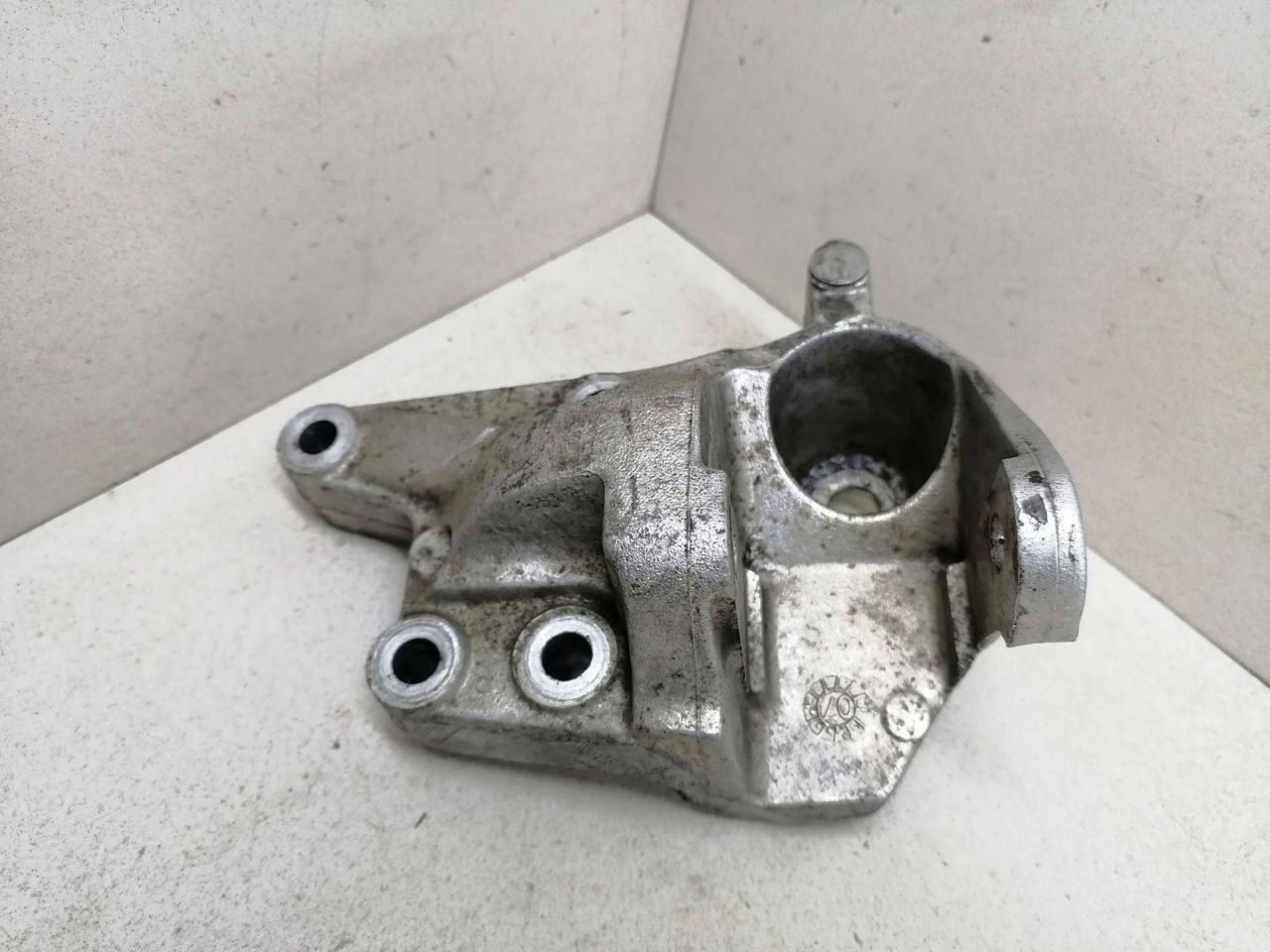 кронштейн двигателя Peugeot 407 1 поколение 2007, 2.0 л., HDi, дизель, 6МКПП, синий, универсал, передний привод, 96451611 - фото №1