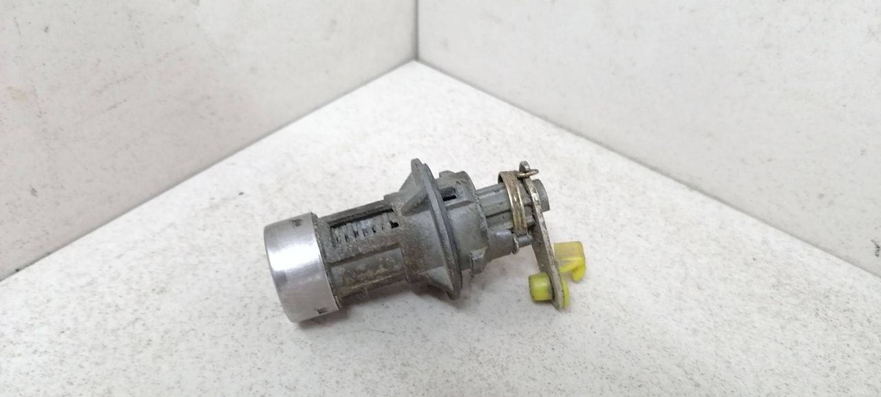 Личинка замка крышки багажника Mitsubishi Lancer 6 поколение CB4A 1993, 1.6 л., i, 4G92 (SOHC 16V), бензин, 5МКПП, синий, седан, передний привод, MR101460 - фото №1