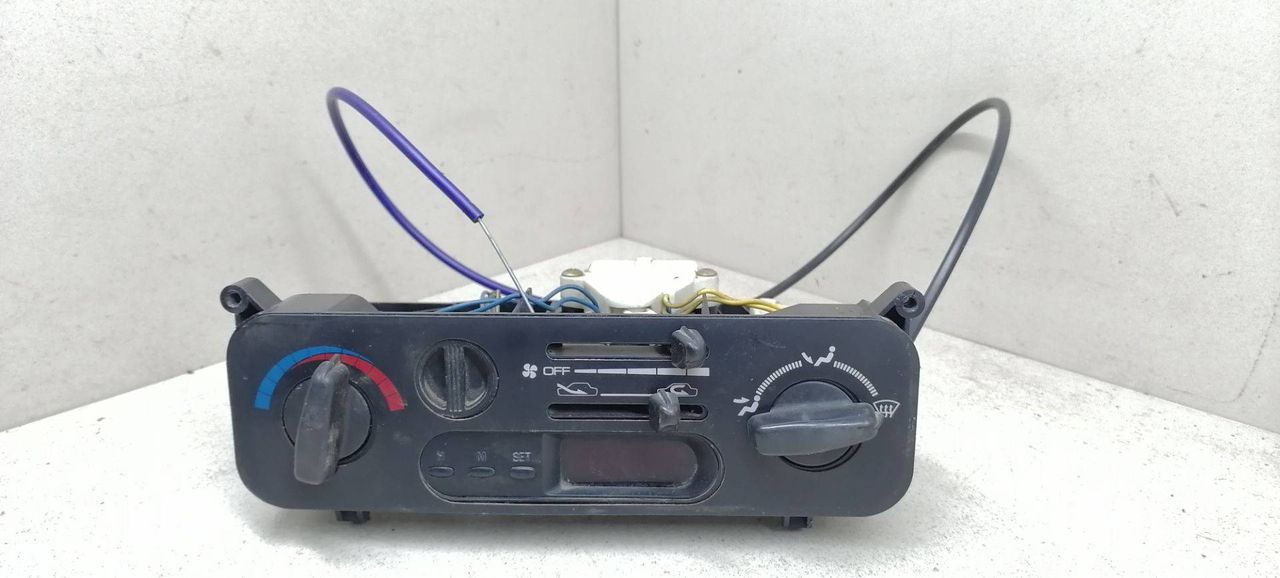 блок управления печки / климат-контроля Mitsubishi Lancer 6 поколение CB4A 1993, 1.6 л., i, 4G92 (SOHC 16V), бензин, 5МКПП, синий, седан, передний привод, MB878417 - фото №1