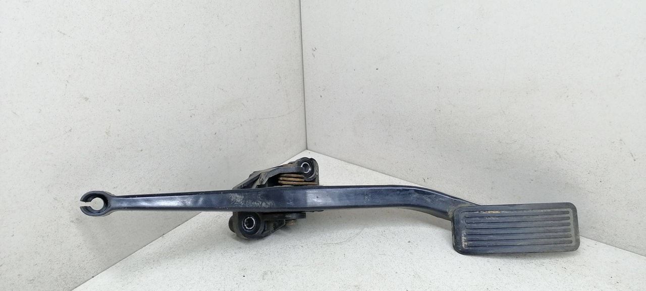 педаль Mitsubishi Lancer 6 поколение CB4A 1993, 1.6 л., i, 4G92 (SOHC 16V), бензин, 5МКПП, синий, седан, передний привод, MB539798 - фото №1