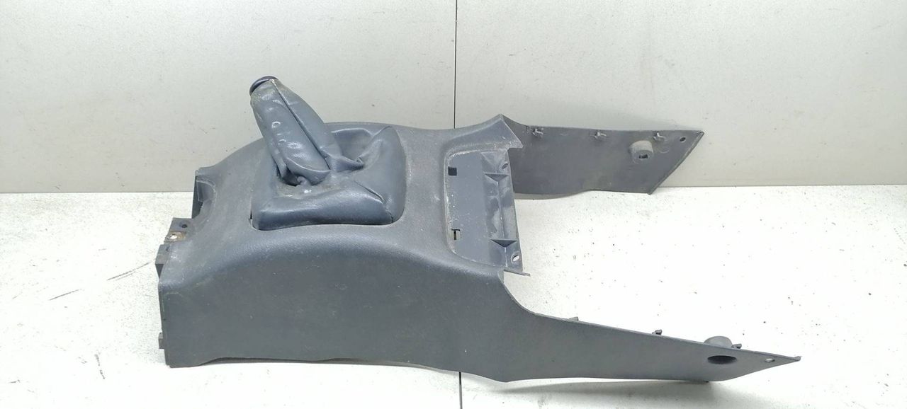 консоль салона Mitsubishi Lancer 6 поколение CB4A 1993, 1.6 л., i, 4G92 (SOHC 16V), бензин, 5МКПП, синий, седан, передний привод, MB898842 - фото №1