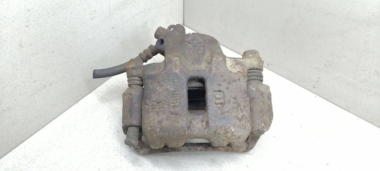 суппорт передний правый Mitsubishi Colt 3 поколение 1990, 1.5 л., бензин, АКПП, черный, хетчбэк 5 дв., передний привод - фото №1