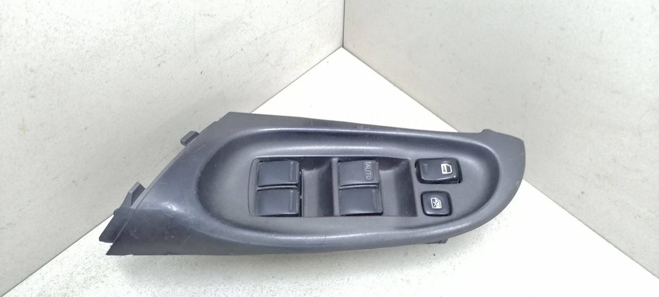 кнопка стеклоподъемника двери передней левой Nissan Almera N16 2000, 2.2 л., DTi, YD22DDT, дизель, 5МКПП, серебристый, хетчбэк 5 дв., передний привод, 254015M510 - фото №1