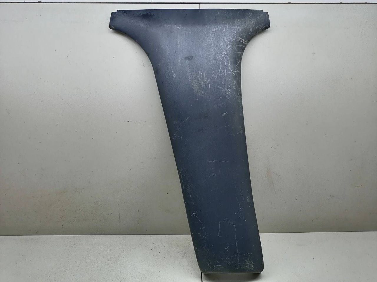 пластик Mitsubishi Lancer 6 поколение CB4A 1993, 1.6 л., i, 4G92 (SOHC 16V), бензин, 5МКПП, синий, седан, передний привод, MB817073 - фото №1