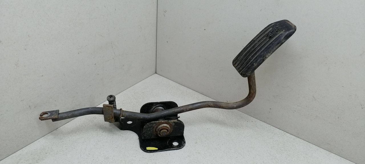 педаль Daewoo Lanos T100 1999, 1.5 л., i, бензин, 5МКПП, бордовый, хетчбэк 5 дв., передний привод - фото №1