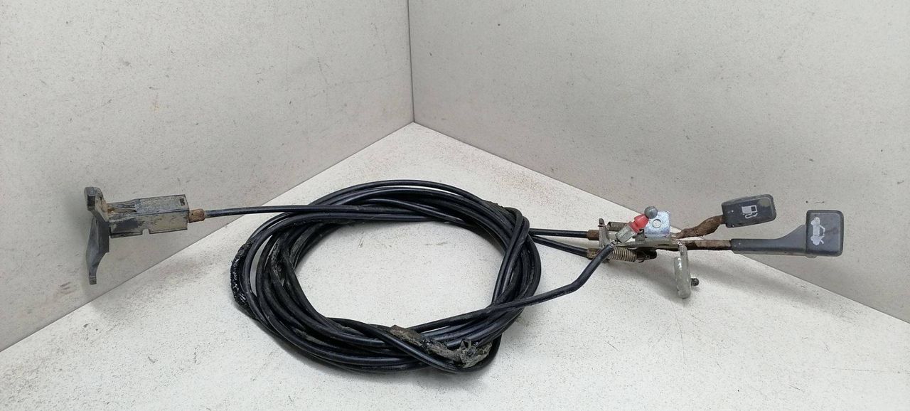 трос открывания багажника Daewoo Lanos T100 1999, 1.5 л., i, бензин, 5МКПП, бордовый, хетчбэк 5 дв., передний привод, 00908A19 - фото №1