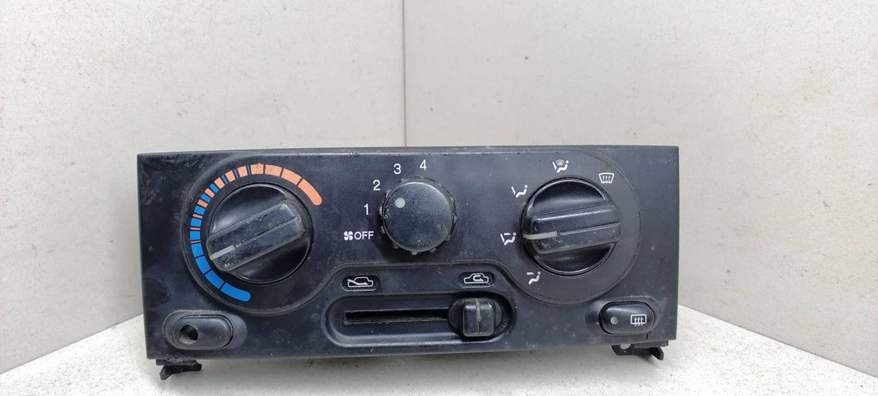 блок управления печки / климат-контроля Daewoo Lanos T100 1999, 1.5 л., i, бензин, 5МКПП, бордовый, хетчбэк 5 дв., передний привод - фото №1