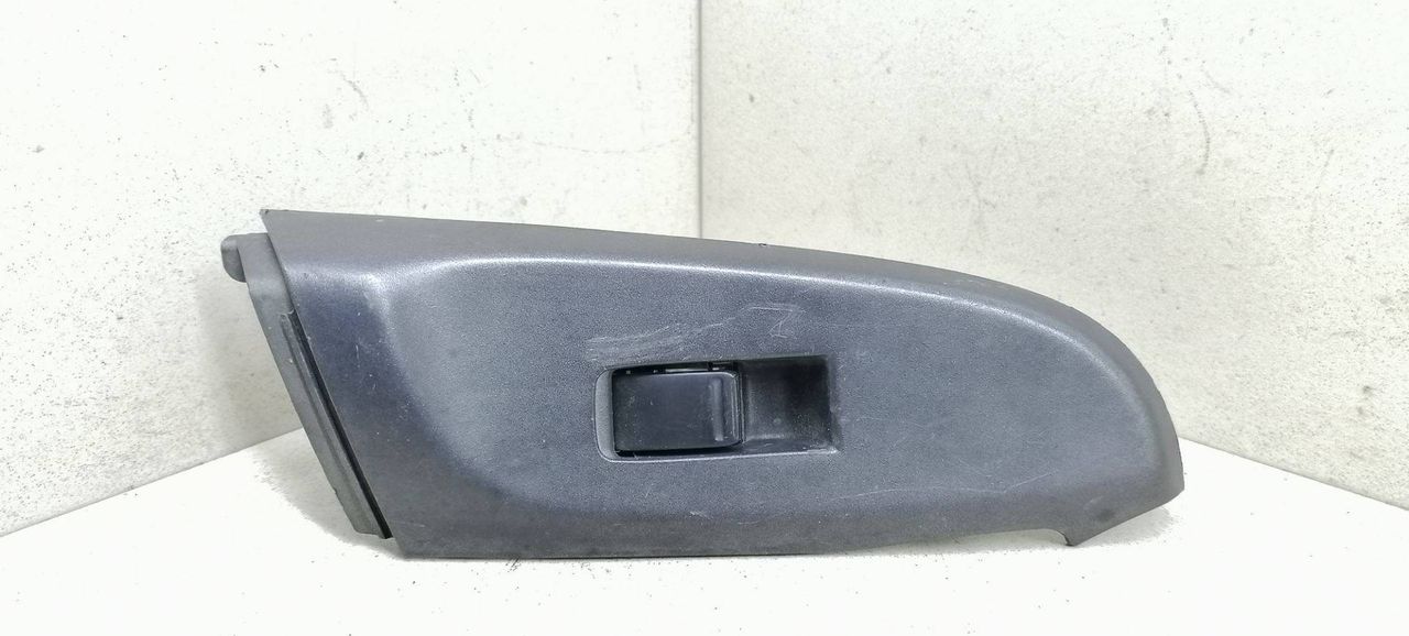 кнопка стеклоподъемника двери задней Nissan Almera N16 2000, 2.2 л., DTi, YD22DDT, дизель, 5МКПП, серебристый, хетчбэк 5 дв., передний привод, 82960BM700 - фото №1