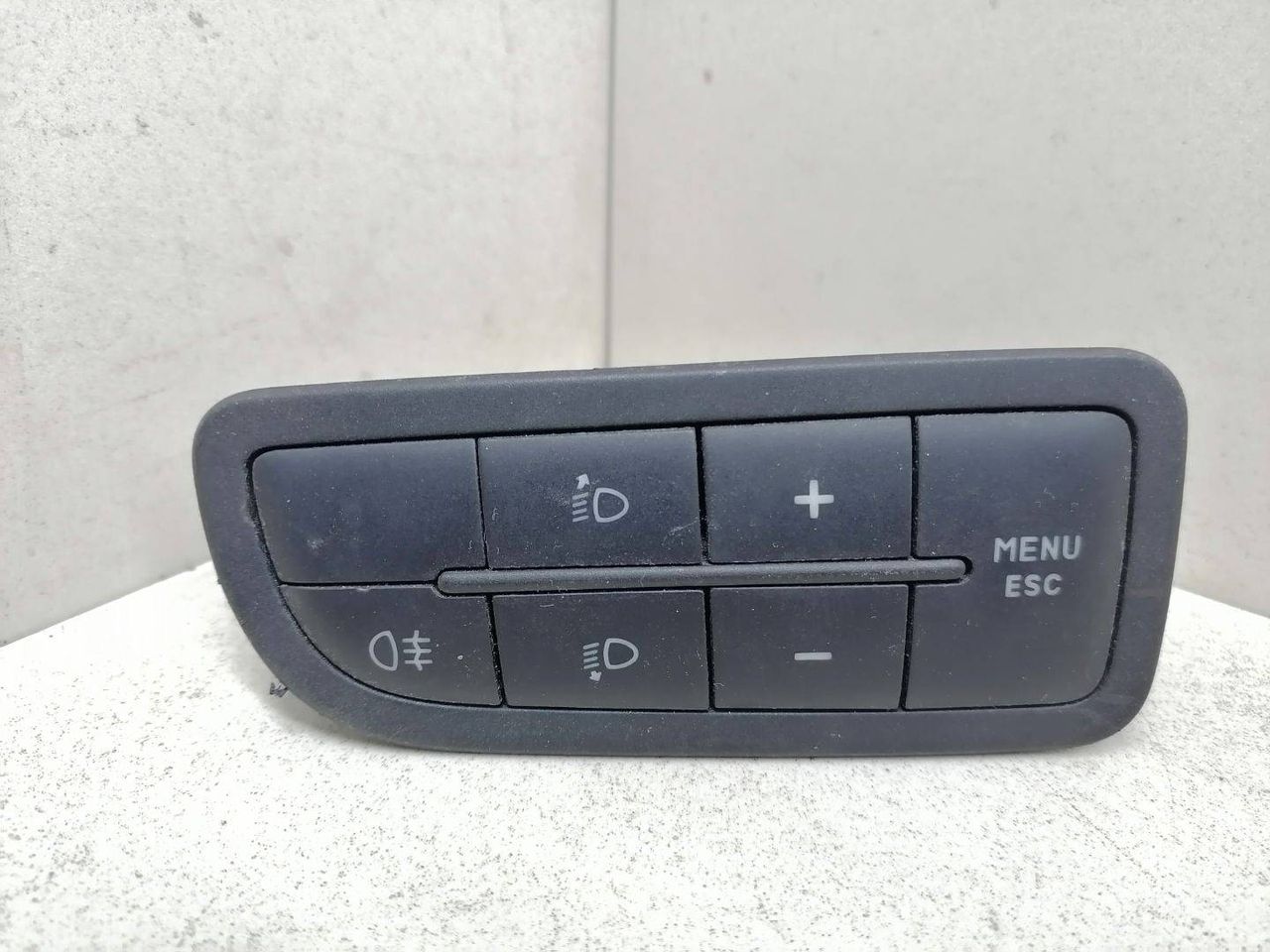 кнопка (выключатель) Fiat Grande Punto 1 поколение 2006, 1.3 л., дизель, 5МКПП, салатовый, хетчбэк 5 дв., передний привод, 735367268, 61045900, 735367269, 61046000 - фото №1