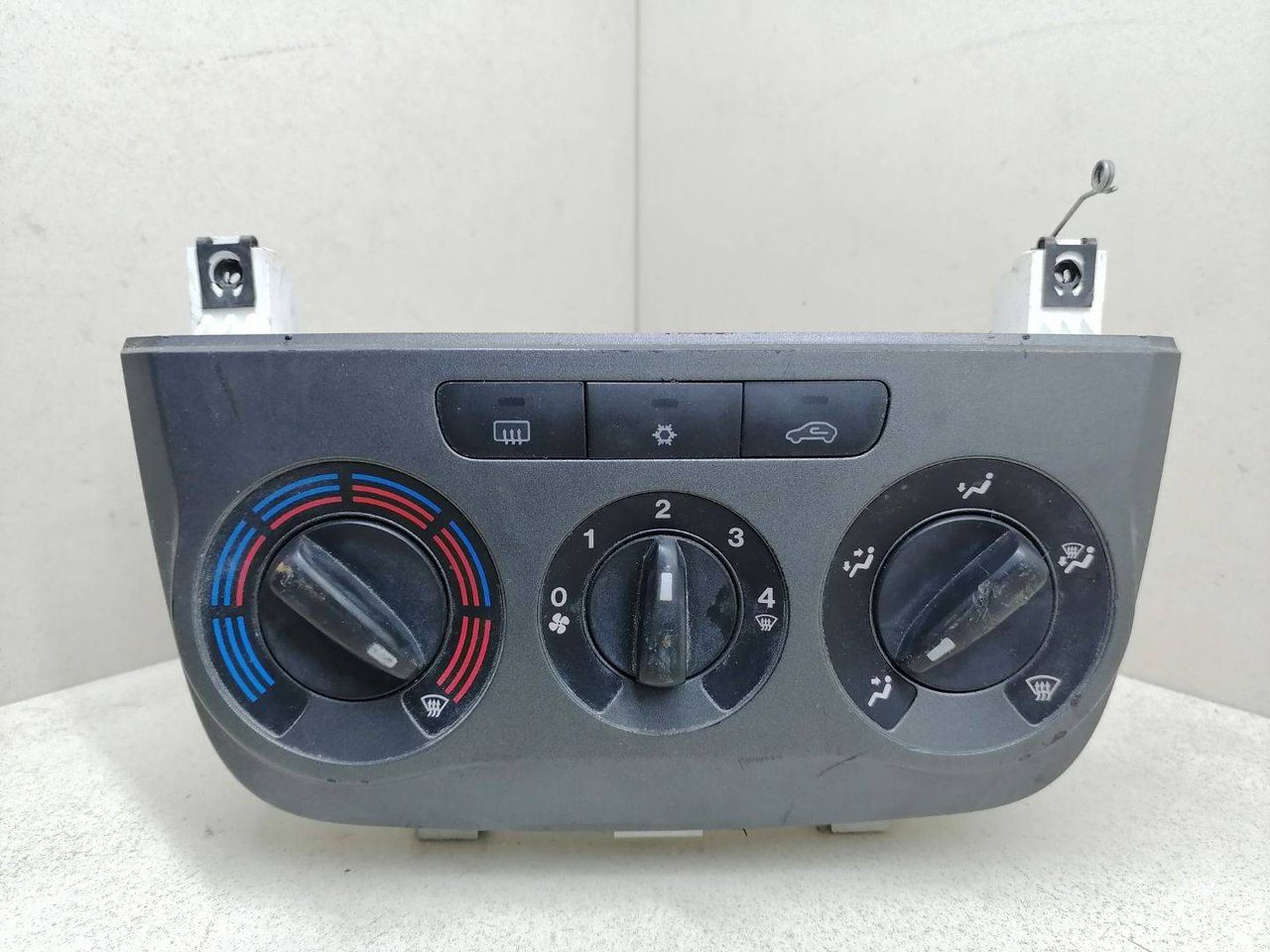 блок управления печки / климат-контроля Fiat Grande Punto 1 поколение 2006, 1.3 л., дизель, 5МКПП, салатовый, хетчбэк 5 дв., передний привод, 5G1140100 - фото №1