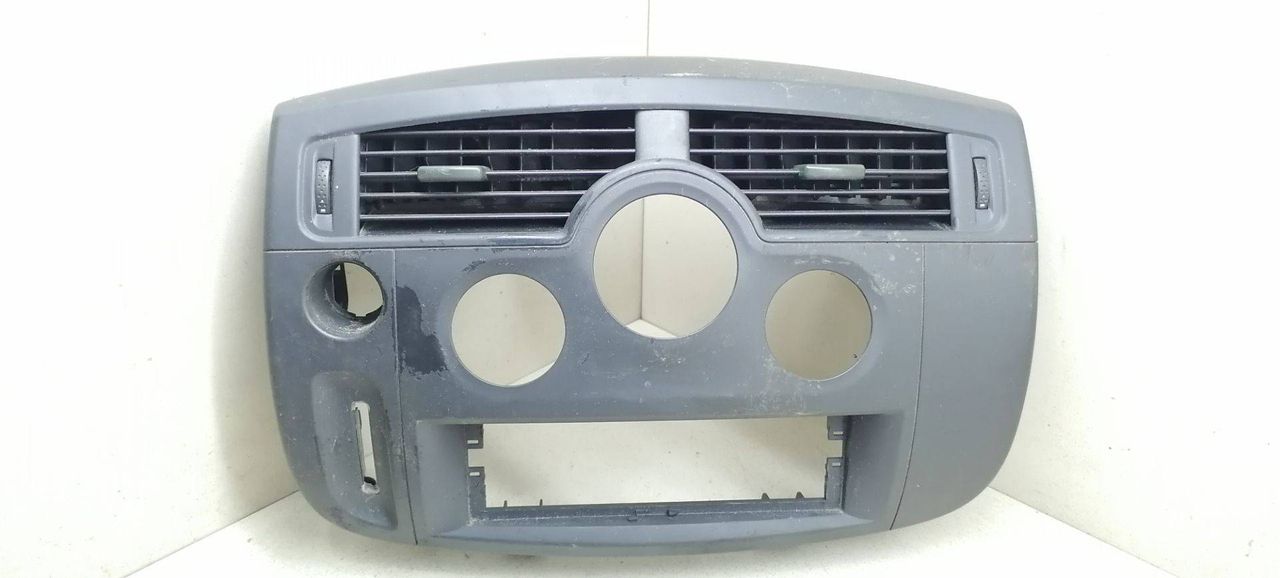 рамка под магнитолу Renault Scenic 2 поколение 2005, 1.9 л., DCi, дизель, 5МКПП, зелёный, минивэн, передний привод, 8200140713, 8200140724, 8200140720, 8200233723 - фото №1