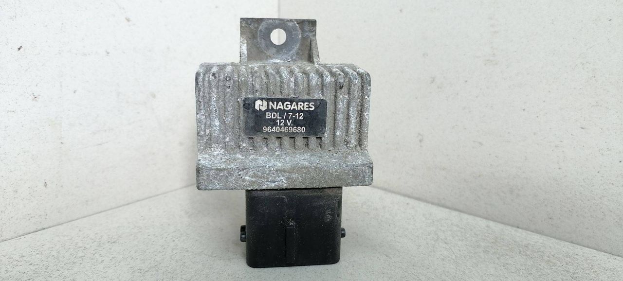 реле накала свечей Peugeot 1007 1 поколение 2005, 1.4 л., HDi, 8HZ (DV4TD), дизель, 5МКПП, серебристый, хетчбэк 3 дв., 9640469680 - фото №1