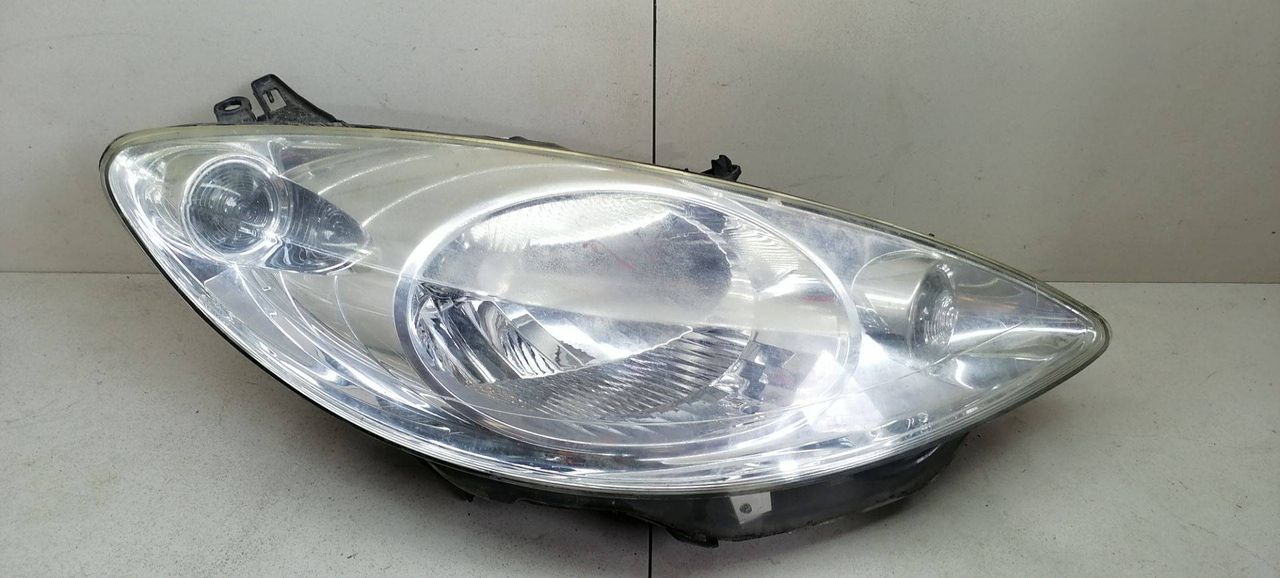 фара правая Peugeot 1007 1 поколение 2005, 1.4 л., HDi, 8HZ (DV4TD), дизель, 5МКПП, серебристый, хетчбэк 3 дв., 620649, 89900054 - фото №1