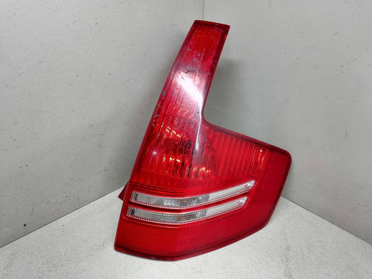 фонарь задний правый Citroen C4 1 поколение 2005, 2.0 л., i, RFJ (EW10A), бензин, АКПП, т.серый, хетчбэк 5 дв., передний привод, 965586398001, 6351T8 - фото №1