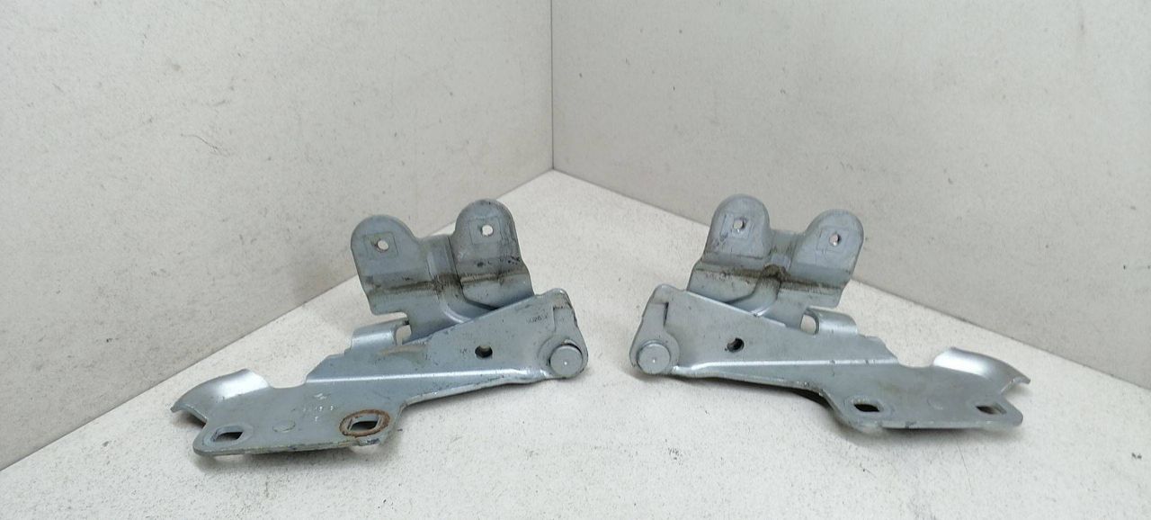 петля капота Renault Laguna 2 поколение 2001, 1.8 л., i, F4P 770, бензин, 5МКПП, серебристый, хетчбэк 5 дв., передний привод, 418249G, 418243G - фото №1