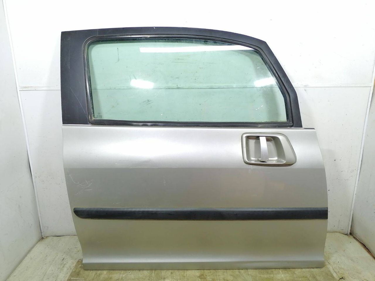 дверь передняя правая Peugeot 1007 1 поколение 2005, 1.4 л., HDi, 8HZ (DV4TD), дизель, 5МКПП, серебристый, хетчбэк 3 дв., 9004V9 - фото №1