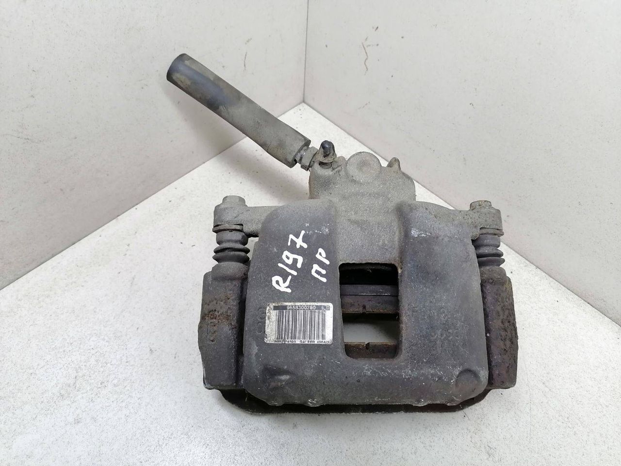 суппорт передний правый Citroen C4 1 поколение 2005, 2.0 л., i, RFJ (EW10A), бензин, АКПП, т.серый, хетчбэк 5 дв., передний привод, BOSCH - фото №1