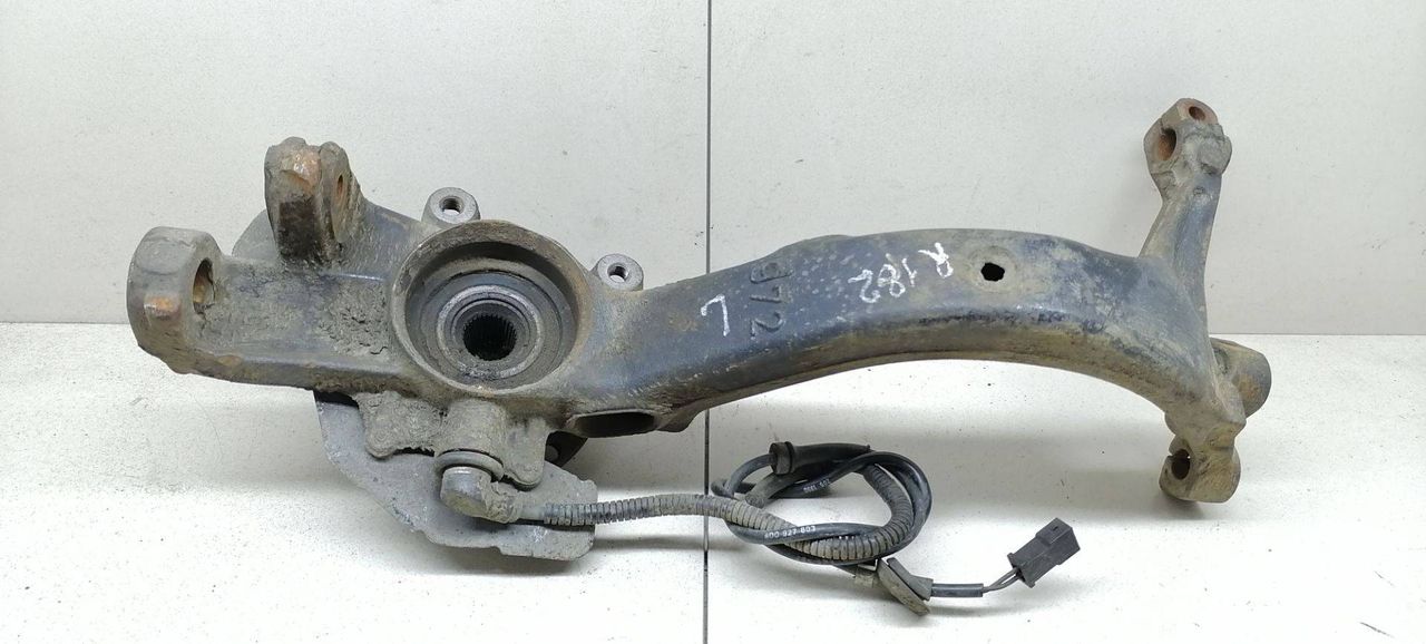 ступица передняя левая Audi A4 B5 1996, 1.9 л., TDi, AHU, дизель, 5МКПП, зелёный, седан, 8D0407257 - фото №1