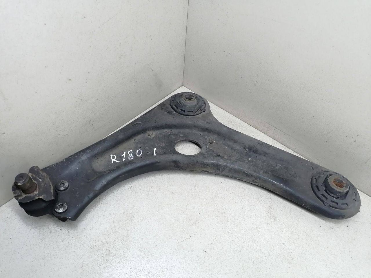 рычаг передний левый Peugeot 1007 1 поколение 2005, 1.4 л., HDi, 8HZ (DV4TD), дизель, 5МКПП, серебристый, хетчбэк 3 дв., 3520V1 - фото №1