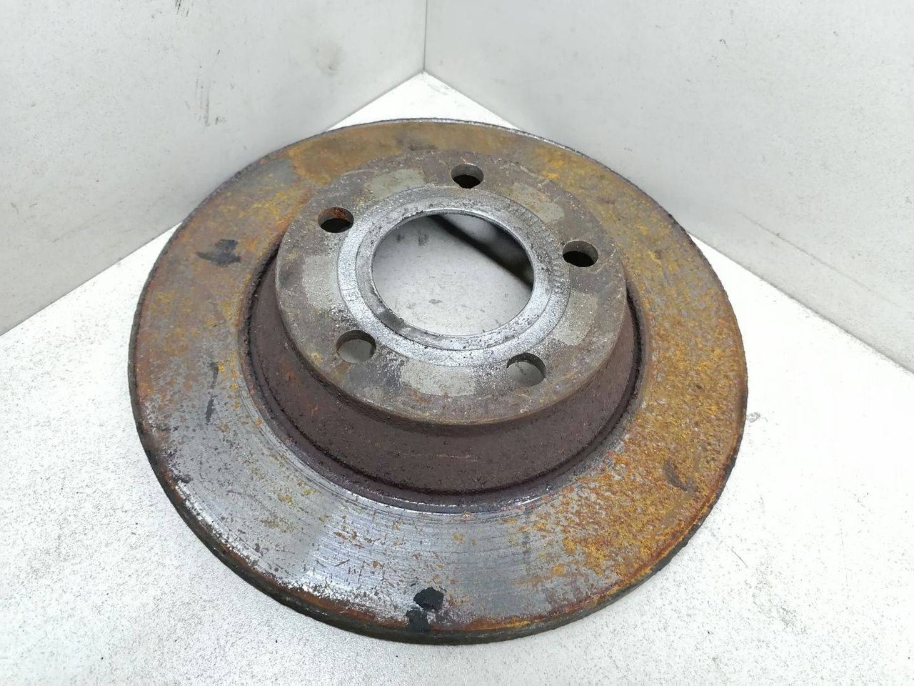 диск тормозной передний Audi A4 B5 1996, 1.9 л., TDi, AHU, дизель, 5МКПП, зелёный, седан, 8D0615301A - фото №1