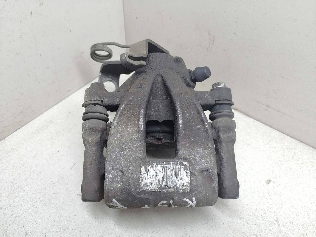 суппорт задний правый Citroen C4 1 поколение 2005, 2.0 л., i, RFJ (EW10A), бензин, АКПП, т.серый, хетчбэк 5 дв., передний привод, BOSCH, Y01677 - фото №1