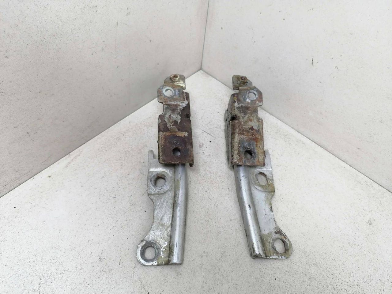 петля капота Hyundai Santamo 1 поколение 1999, 2.0 л., i, бензин, 5МКПП, серебристый, минивэн, передний привод, 79410M2000, 79420M2000 - фото №1