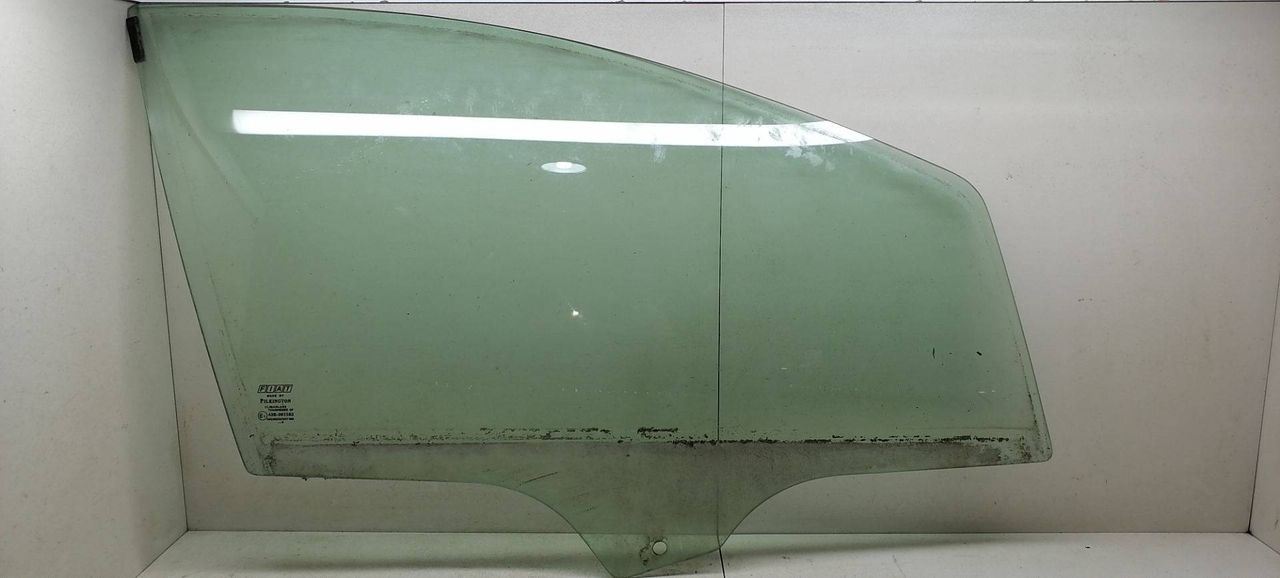 стекло двери передней правой Fiat Grande Punto 1 поколение 2006, 1.3 л., дизель, 5МКПП, салатовый, хетчбэк 5 дв., передний привод, 51738807 - фото №1