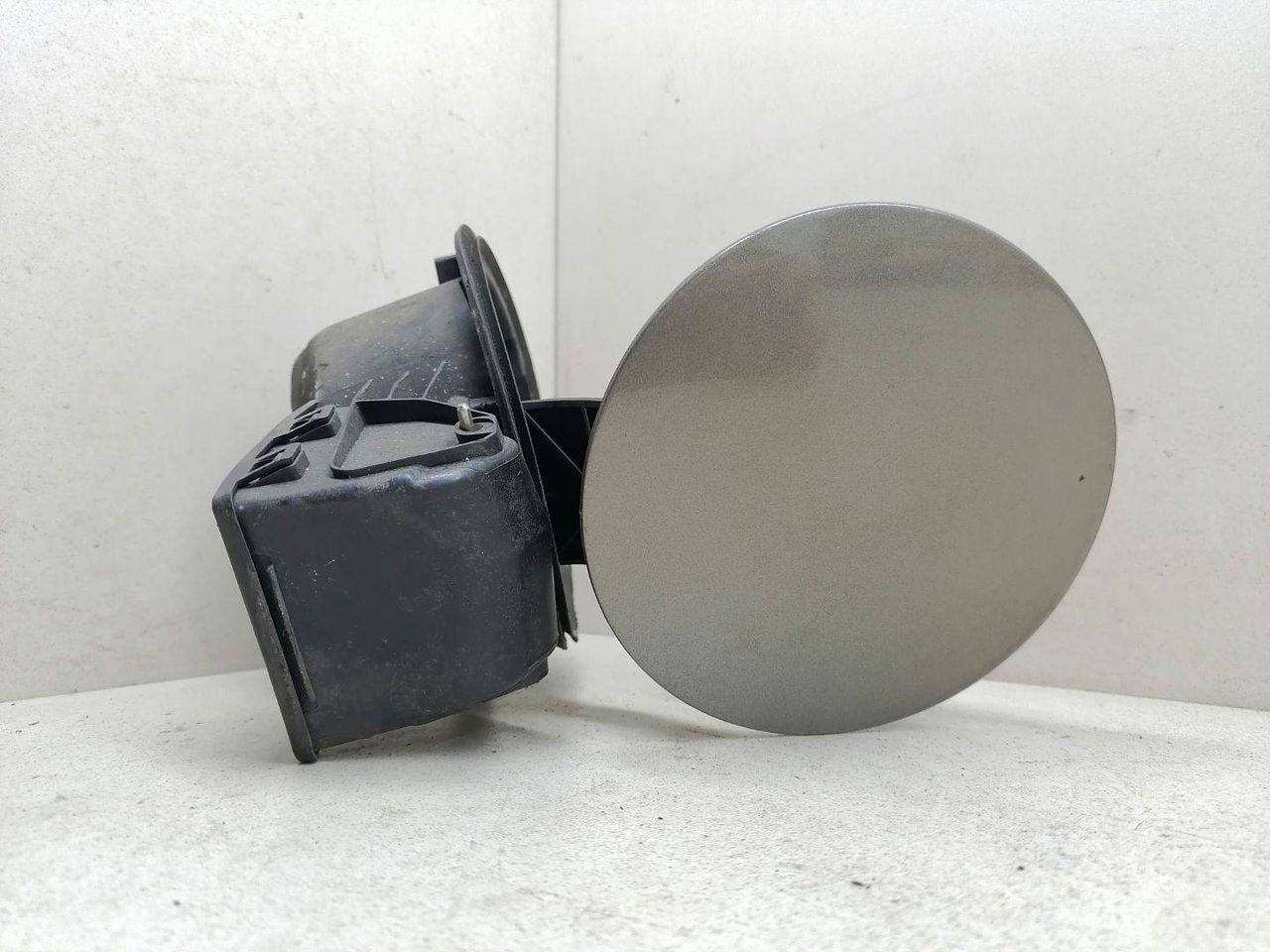 лючок топливного бака Citroen C4 Grand Picasso 1 поколение 2007, 1.6 л., HDi, 9HZ (DV6TED4), дизель, 5МКПП, минивэн, передний привод, 9654052280 - фото №1